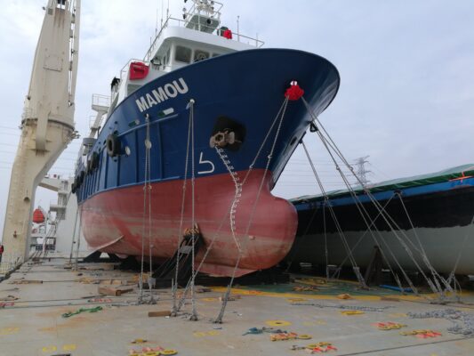 Efficiently Transporting Guinea's Fishing Vessels: Discover our success in handling the transportation of 4 large units, each weighing up to 380 tons in this noteworthy project.