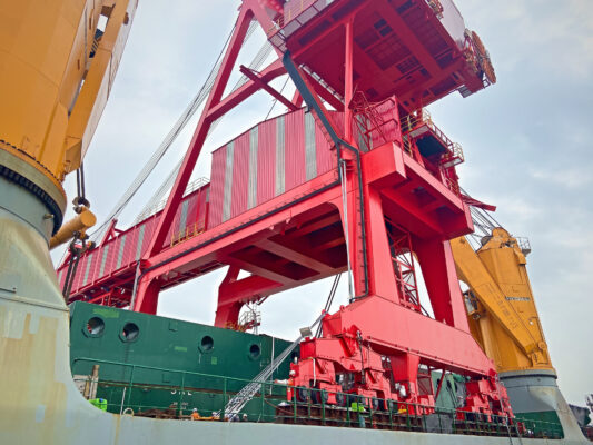 Successfully Transporting a 700-Ton Shiploader in South Africa: Explore our achievement in handling the transportation of this massive unit, exemplifying our logistical expertise.